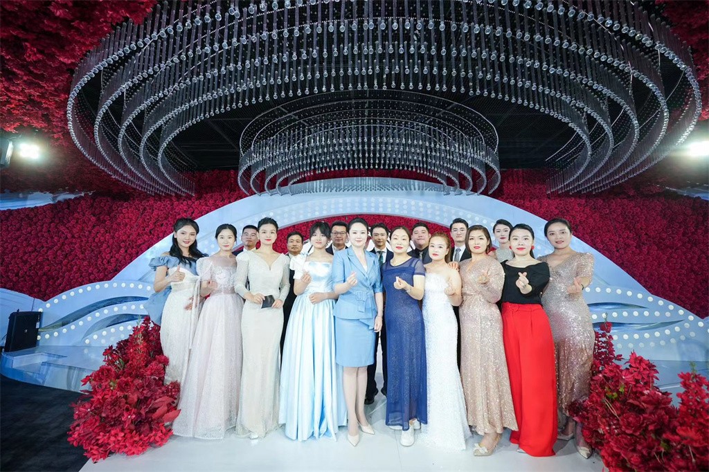 博思花藝婚慶教育，婚慶培訓(xùn)，花藝培訓(xùn)，插花培訓(xùn)，花藝師培訓(xùn)，主持人培訓(xùn)，商務(wù)主持人培訓(xùn)，花店運(yùn)營(yíng)培訓(xùn)，花店全系統(tǒng)營(yíng)銷(xiāo)，小白開(kāi)花店，小白學(xué)主持，金璽棠婚慶酒店，金璽棠總部，鄭州金麻雀教育科技有限公司