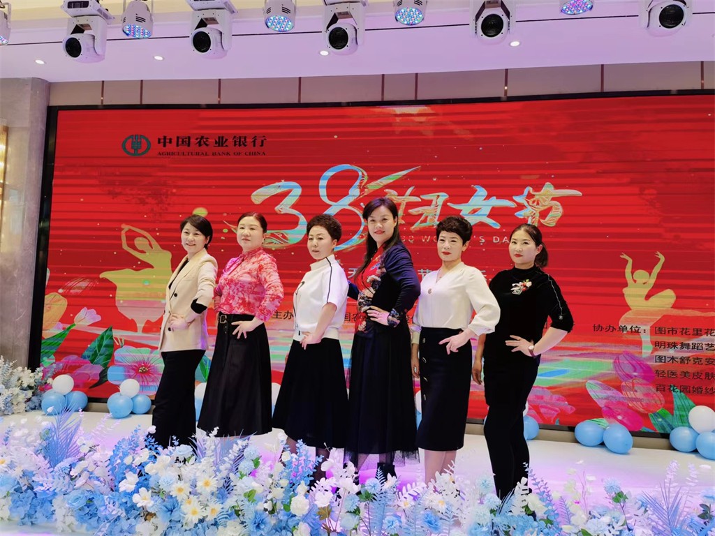 博思花藝婚慶教育，婚慶培訓(xùn)，花藝培訓(xùn)，插花培訓(xùn)，花藝師培訓(xùn)，主持人培訓(xùn)，商務(wù)主持人培訓(xùn)，花店運(yùn)營培訓(xùn)，花店全系統(tǒng)營銷，小白開花店，小白學(xué)主持，金璽棠婚慶酒店，金璽棠總部，鄭州金麻雀教育科技有限公司