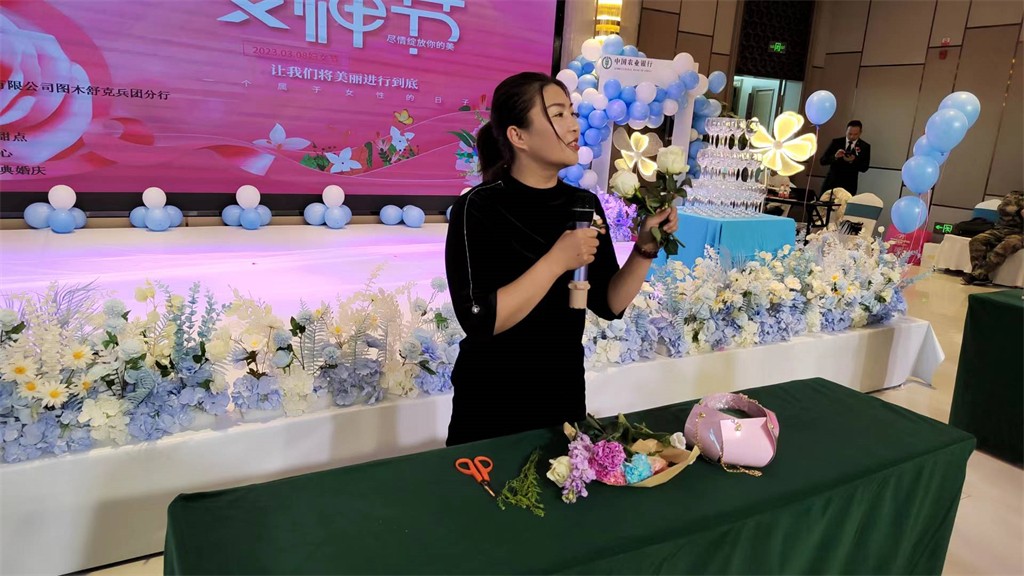 博思花藝婚慶教育，婚慶培訓(xùn)，花藝培訓(xùn)，插花培訓(xùn)，花藝師培訓(xùn)，主持人培訓(xùn)，商務(wù)主持人培訓(xùn)，花店運(yùn)營培訓(xùn)，花店全系統(tǒng)營銷，小白開花店，小白學(xué)主持，金璽棠婚慶酒店，金璽棠總部，鄭州金麻雀教育科技有限公司