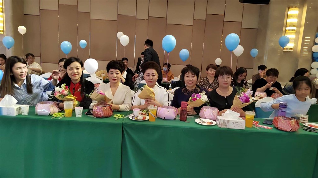 博思花藝婚慶教育，婚慶培訓(xùn)，花藝培訓(xùn)，插花培訓(xùn)，花藝師培訓(xùn)，主持人培訓(xùn)，商務(wù)主持人培訓(xùn)，花店運(yùn)營培訓(xùn)，花店全系統(tǒng)營銷，小白開花店，小白學(xué)主持，金璽棠婚慶酒店，金璽棠總部，鄭州金麻雀教育科技有限公司