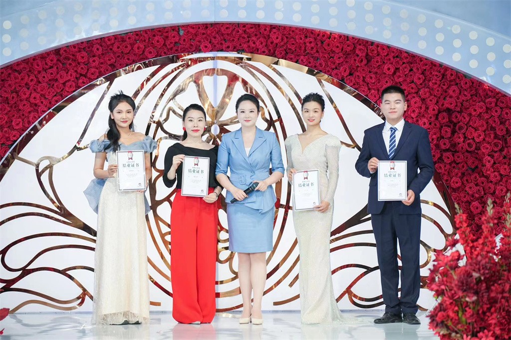 博思花藝婚慶教育，婚慶培訓(xùn)，花藝培訓(xùn)，插花培訓(xùn)，花藝師培訓(xùn)，主持人培訓(xùn)，商務(wù)主持人培訓(xùn)，花店運(yùn)營(yíng)培訓(xùn)，花店全系統(tǒng)營(yíng)銷，小白開花店，小白學(xué)主持，金璽棠婚慶酒店，金璽棠總部，鄭州金麻雀教育科技有限公司