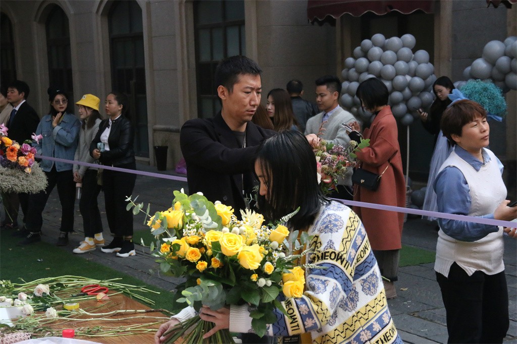 博思花藝婚慶教育，婚慶培訓(xùn)，花藝培訓(xùn)，插花培訓(xùn)，花藝師培訓(xùn)，主持人培訓(xùn)，商務(wù)主持人培訓(xùn)，花店運(yùn)營(yíng)培訓(xùn)，花店全系統(tǒng)營(yíng)銷，小白開(kāi)花店，小白學(xué)主持，金璽棠婚慶酒店，金璽棠總部，鄭州金麻雀教育科技有限公司